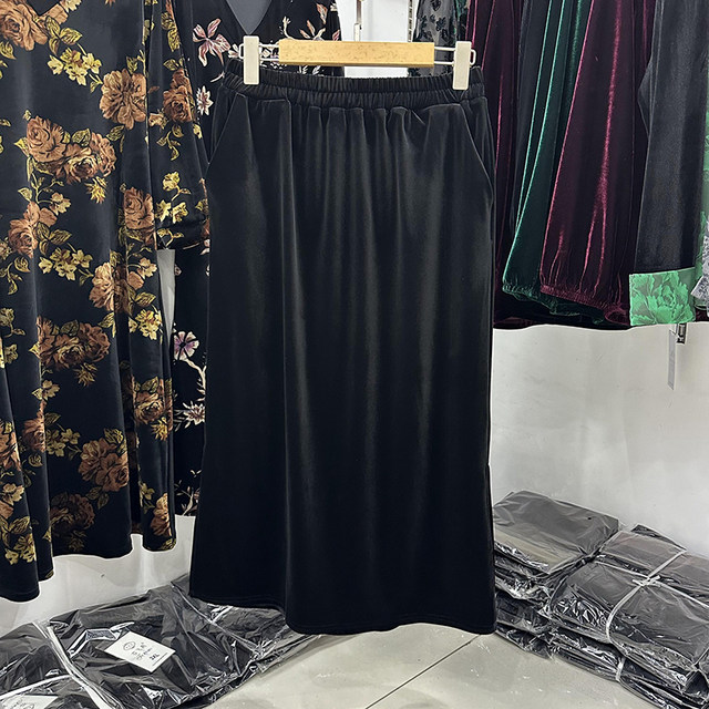 Mom's golden velvet skirt for women 2024 autumn clothes new style 40-50 years old slit black slim and elegant skirt