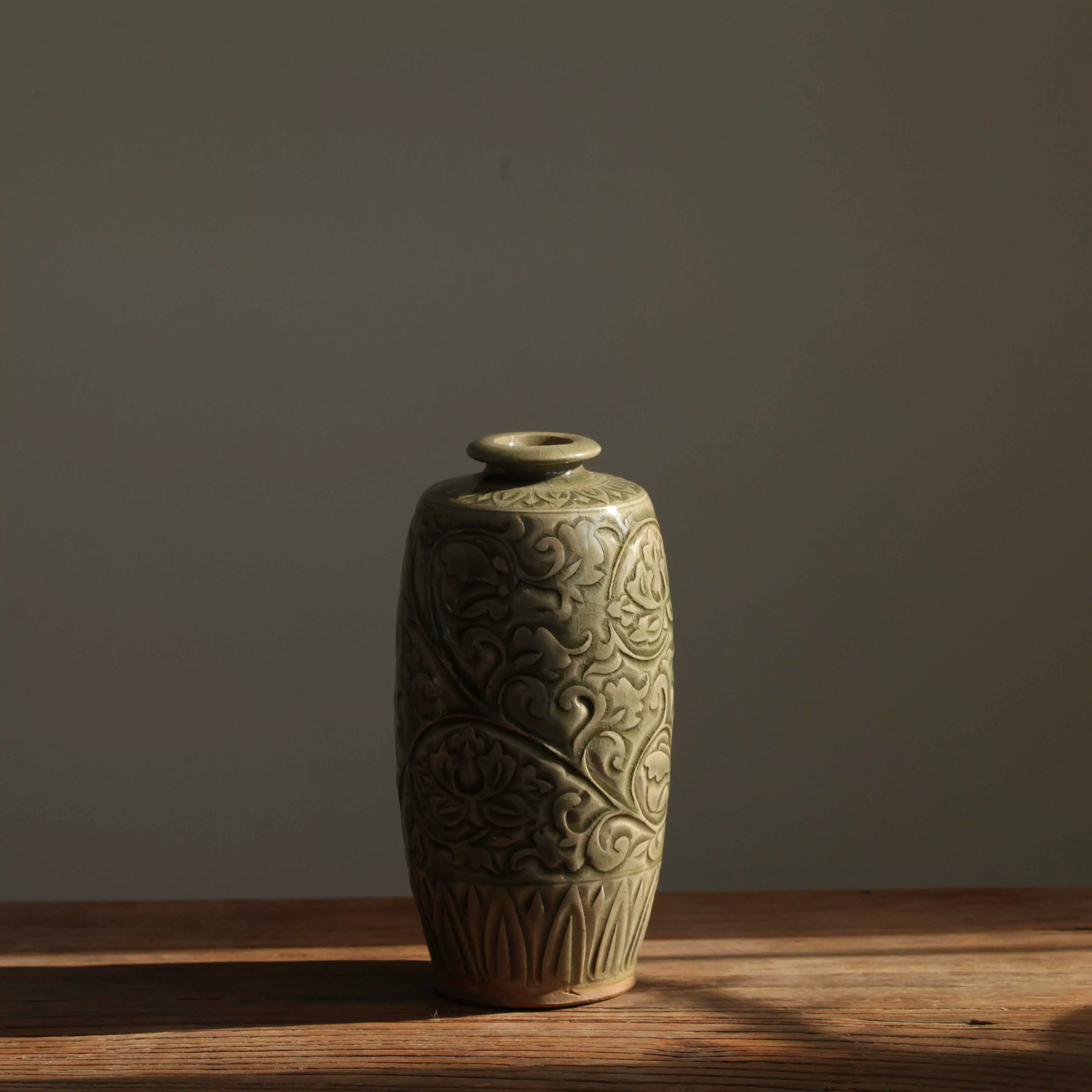 耀州窑剔刻花缠枝牡丹仰莲瓣纹青釉梅瓶