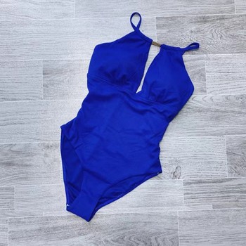 Sexy female back -back swimsuit is thinner
