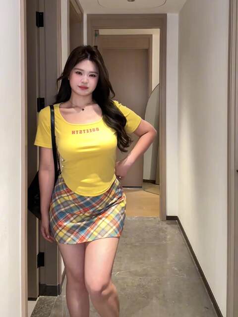 Yellow large neckline front shoulder short-sleeved T-shirt for women in summer fat MM large size women's pure sexy hot girls ins slim top