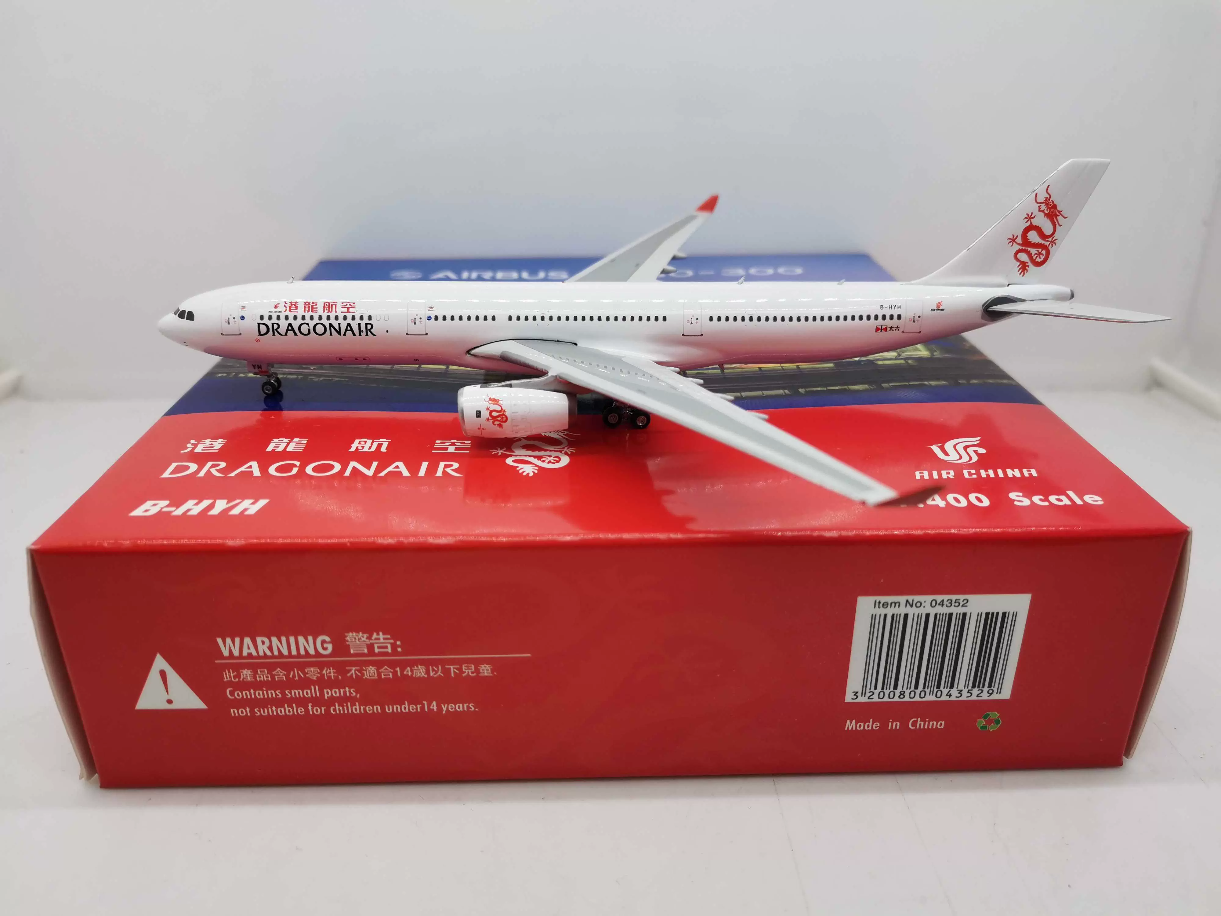 Phoenix 04352 1:400 港龍航空A330-300 B-HYH 國航租賃合金模型