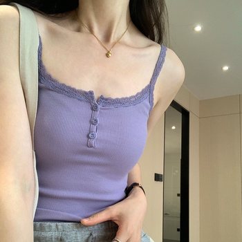 Wearing lace camisole vests in the inside and outside
