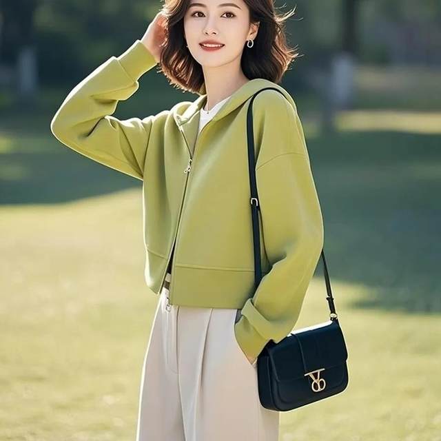 2025 spring clothing new style this year's popular middle-aged mother wear green casual spring short jacket for women's spring and autumn
