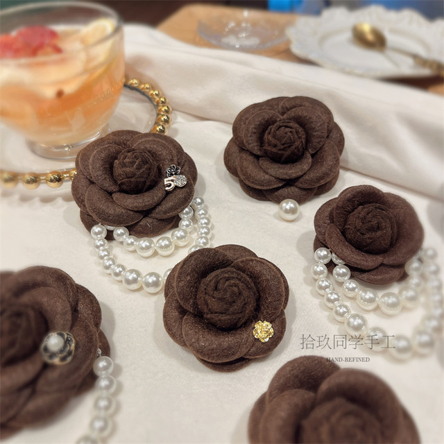 Retro golden style coffee-colored camellia brooch, versatile Maillard corsage, spring and summer white skirt outfit pin