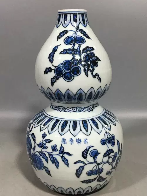 中国南宋越州窯影青貼塑人物紋魂瓶 中国南宋越州窯影青貼塑人物紋魂瓶 中国南宋越州窯影青貼塑人物紋魂瓶