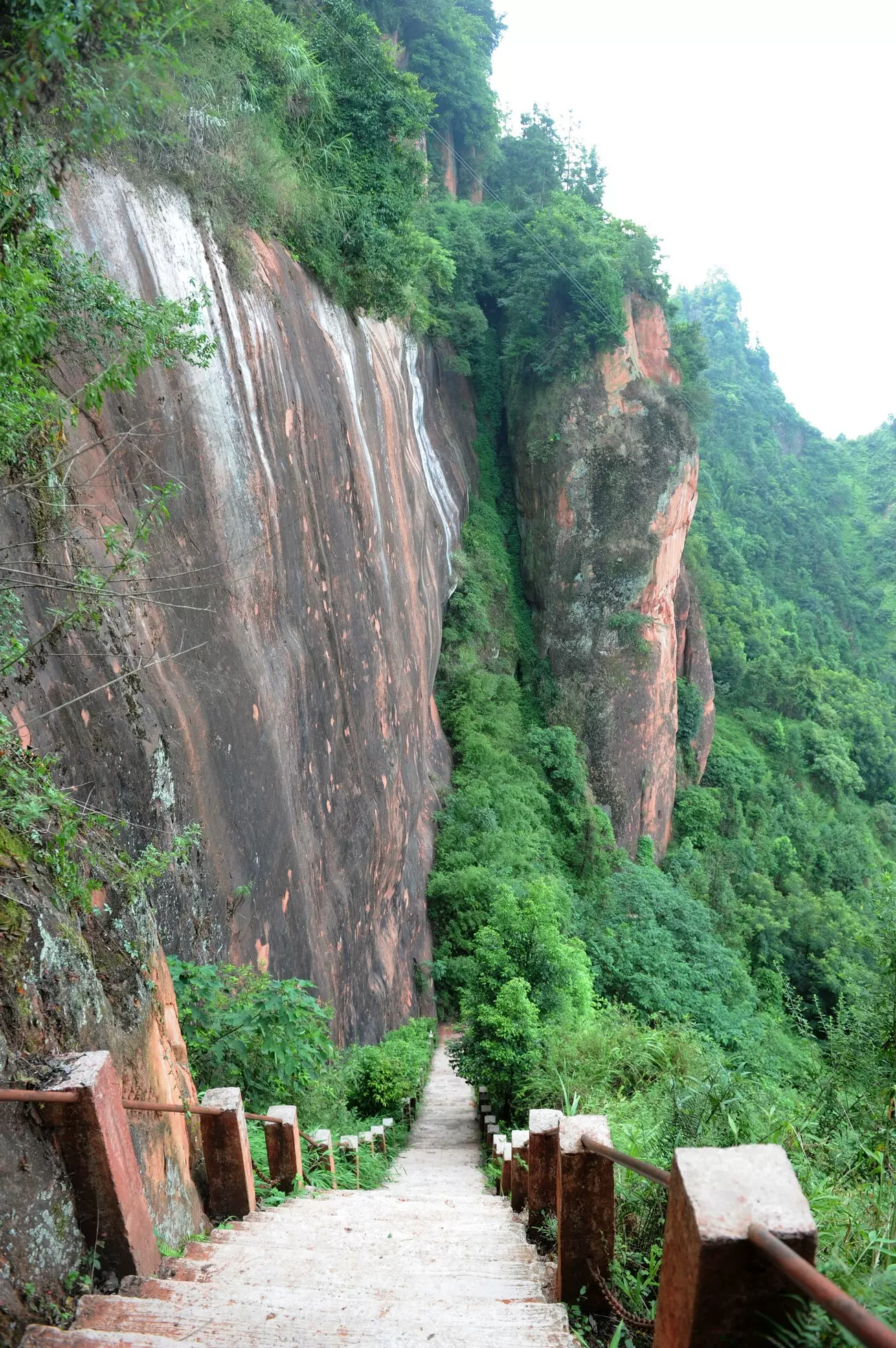 胜天红岩山风景区图片