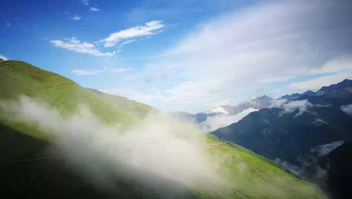 巴郎山山腰观云海图片