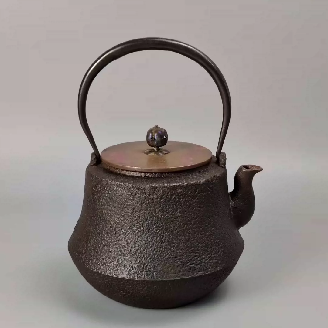 明治时期京都云色堂造羽子板形日本铁壶。斑紫铜盖，使用过，不带 
