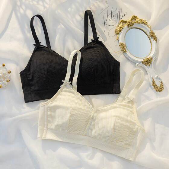 Comfortable lingerie for women with thin and large breasts, showing the pure desire of elementary and high school girls. Bras without steel rings and adjustable shapes gather together