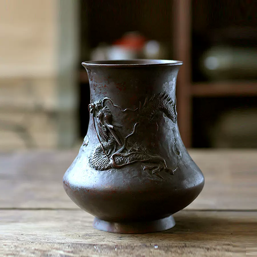 日本旧藏年代老物老斑铜浮雕穿云龙花觚