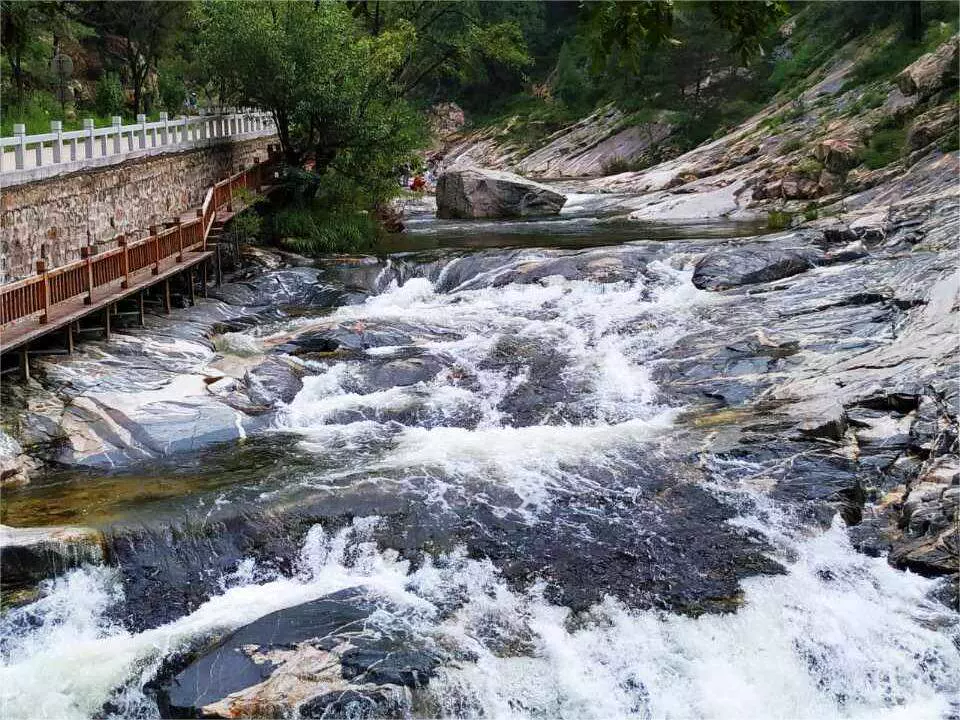 莱芜彩石溪景区图片