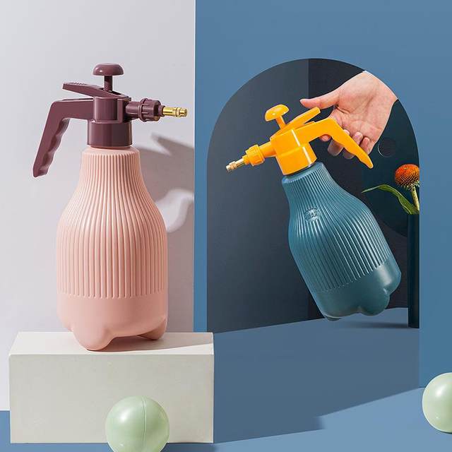 Nordic contrasting watering plastic watering can Home gardening air pressure watering sprayer Sprayer Flower watering watering can

