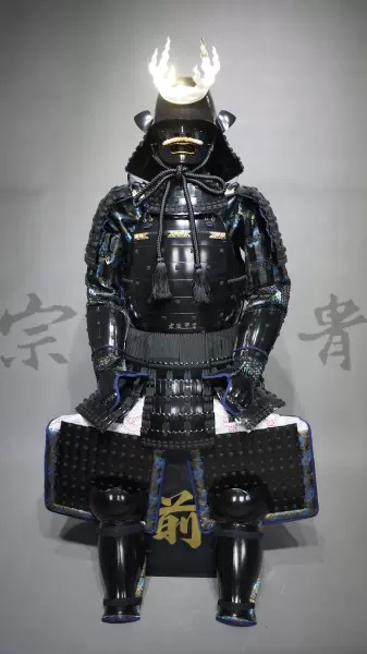 日本武士盔甲-焰型前立頭型兜引川二枚胴具足-