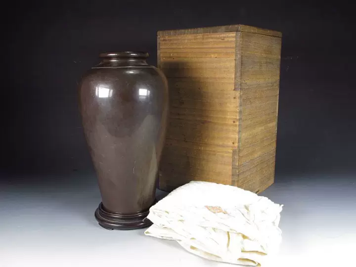 【夢工房】金谷 五郎三郎 造 黄唐銅 大型 壷式 花瓶　唐木台付　在印　本体重さ2358ｇ　台付高さ33.8㎝　L-500 金谷五郎三郎 唐銅管耳花瓶 金谷五郎三郎 唐銅管耳花瓶 -