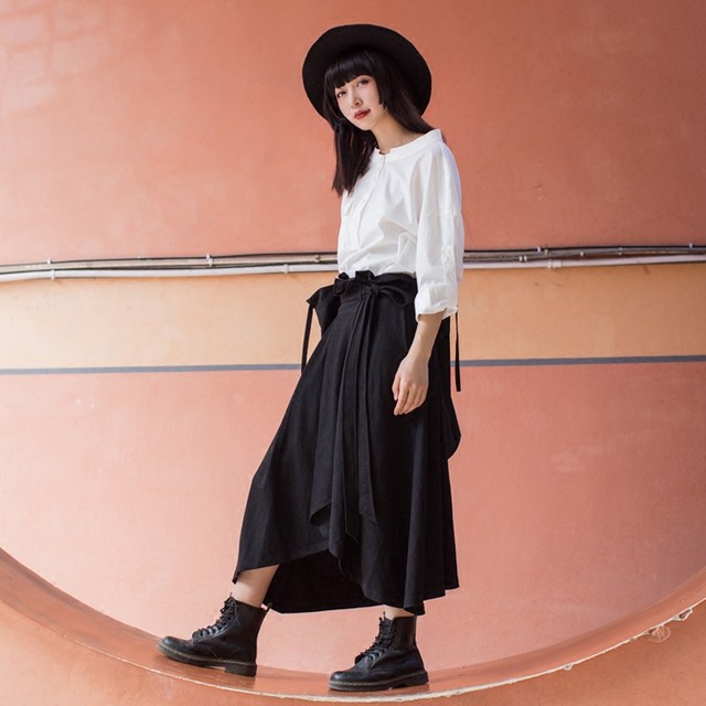 The Japanese literary autumn and winter slim pleated skirt with black lace-up style versatile mid-length A-length skirt