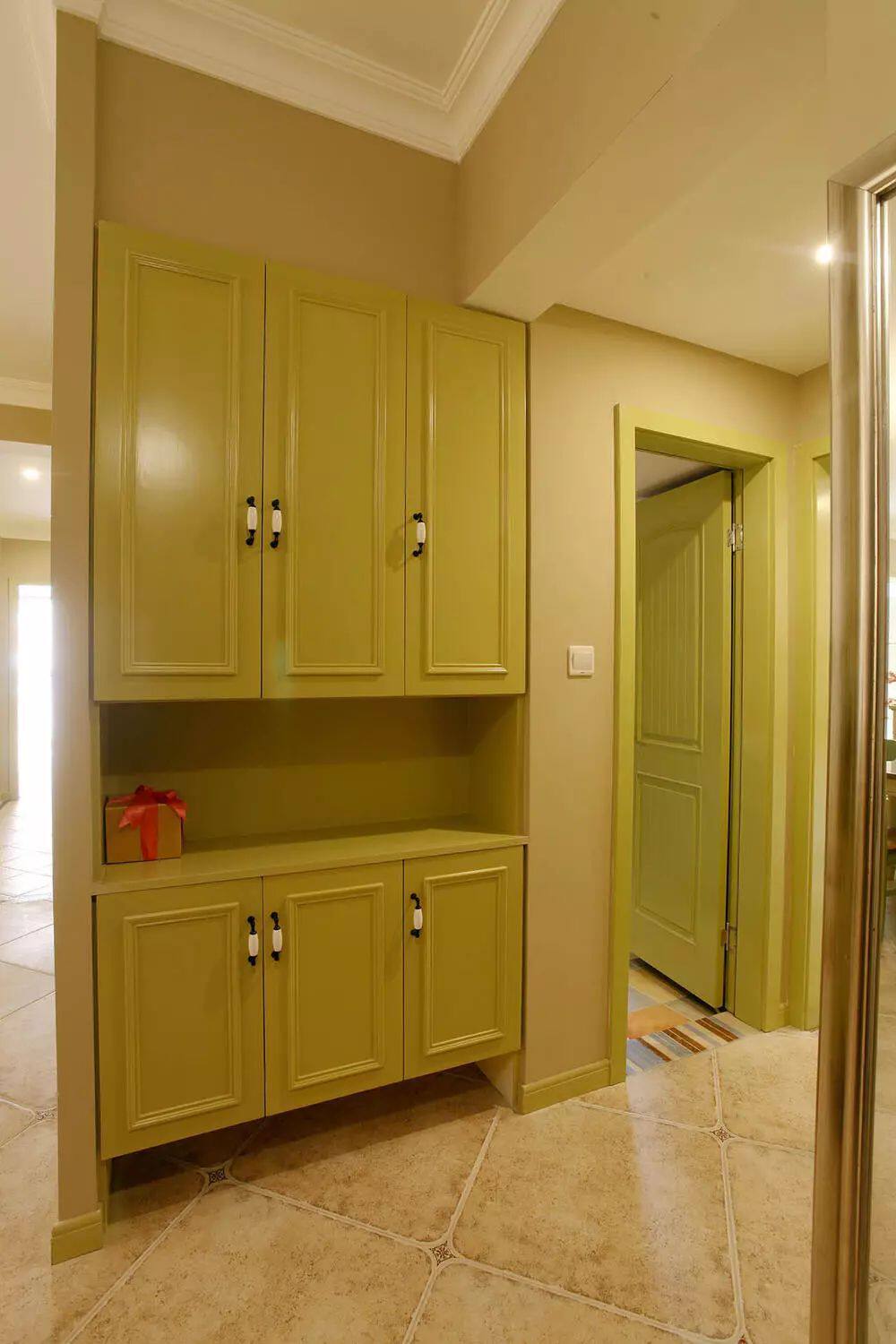 今天这个家的室内面积是100㎡,房主是年轻的小夫妻和一个一岁左右的男