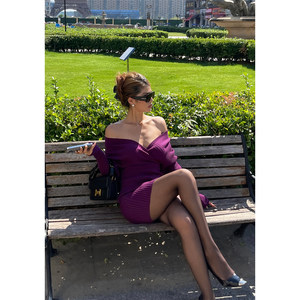 
Iya sexy hot girl one-shoulder V-neck long-sleeved knitted dress for women autumn new high-waist slimming short skirt