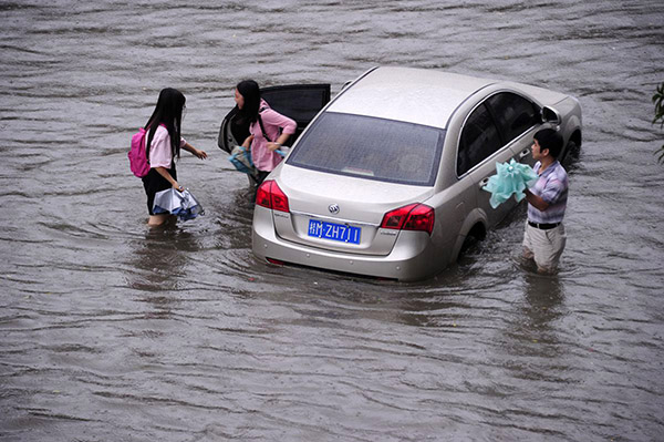 爱打扮(www.idaban.cn)，雨天开车要学会这七个要点，你会几个?15