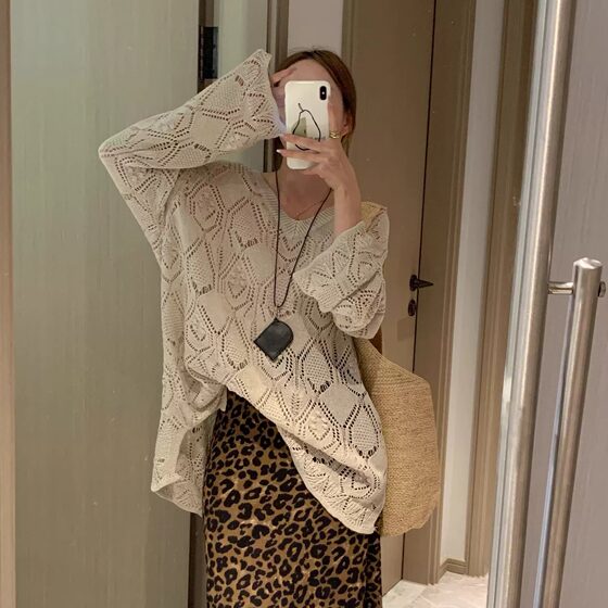 
Retro niche hollowed-out lightweight sweater, cool, loose, slim and sexy V-neck braided pattern long-sleeved blouse