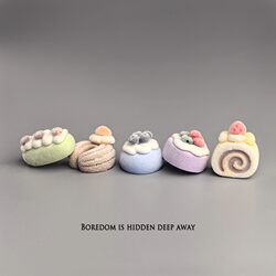 When I'M Bored, I Set Out a Few Cakes to Decorate the Computer Desk, a Japanese-Style Workstation, to Stabilize My Mood and Relieve Stress