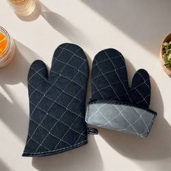 Thickened thermal insulation and flame retardant baking gloves