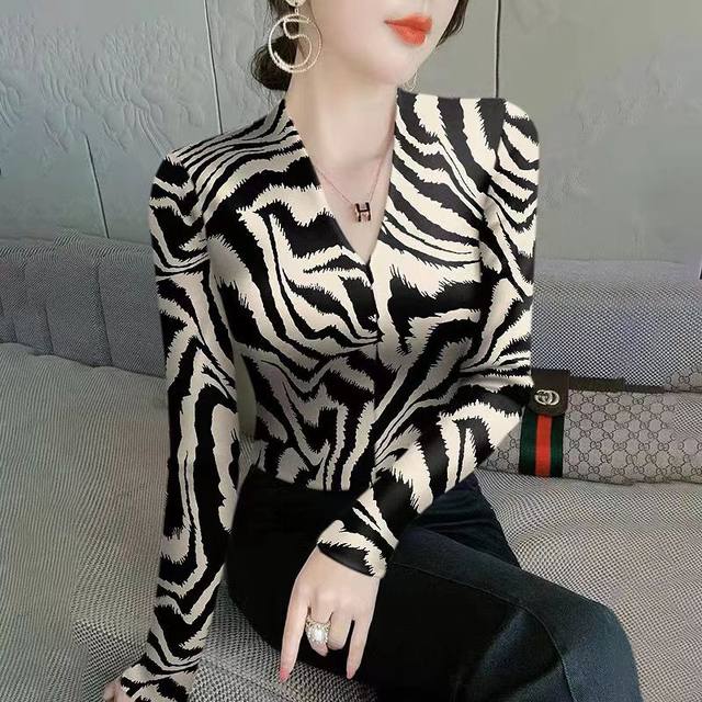 New autumn and winter temperament V-neck printed long-sleeved shirt