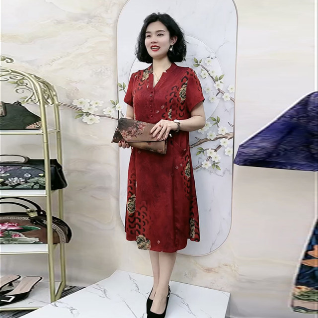 High -end mother short -sleeved silk dresses in summer new V -neck retro seal large size, thin knee long skirt female
