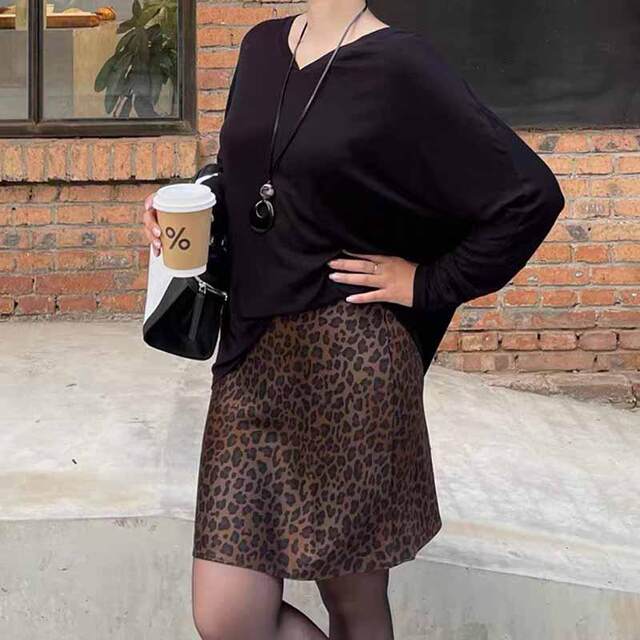 Light luxury high-end leopard print imported triacetic acid miniskirt 2025 three-season wear new fashionable sexy straight skirt