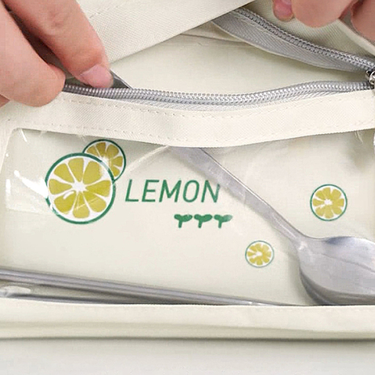 Chiroyli kokrak va soqollanmagan mushuk