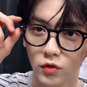 
Ultra-light retro black frame glasses for men, trendy small square frame without makeup, can be matched with myopic eye frames, elegant and handsome