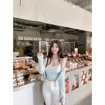 Ruoyu custom-made inner wear is just what you need. It comes with a large U knitted suspender top with a cup and a pure lusty bottoming vest.