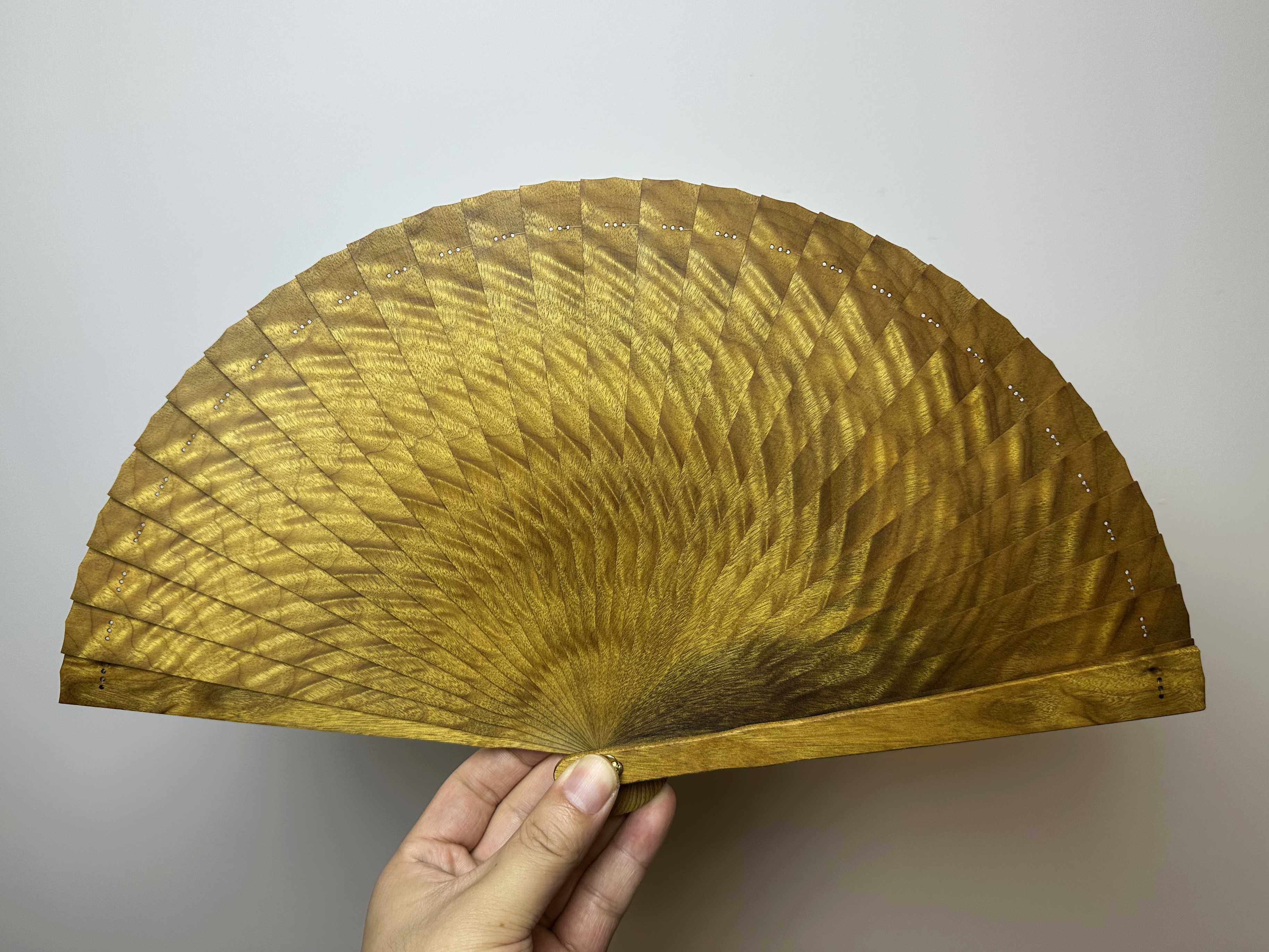 金糸楠木製扇子 - 彫刻が施されたネオクラシック様式