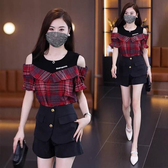 Large size design niche retro plaid short-sleeved shirt for women in summer fat girl fake two-piece spliced ​​off-shoulder top