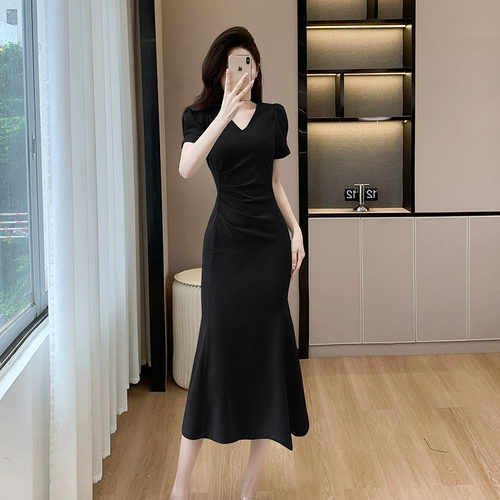 Приталенное модное платье, корсет, длинная юбка, изысканный стиль, V-образный вырез, рукава фонарики, крой «рыбий хвост», средней длины