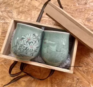 高麗青瓷、茶碗。 無傷。箱付き。