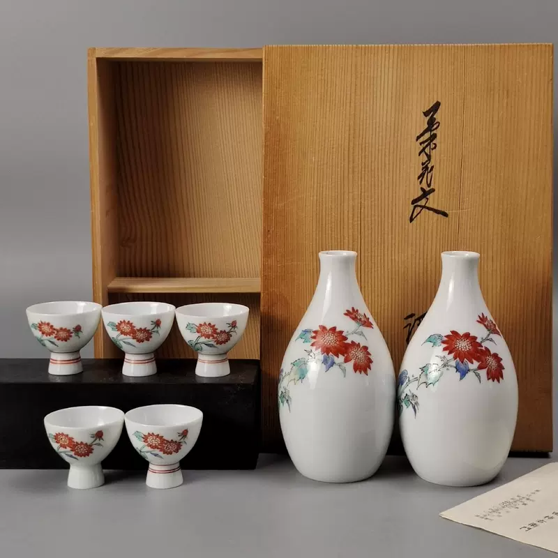 十三代酒井田柿右衛門作染錦茶花文酒器一