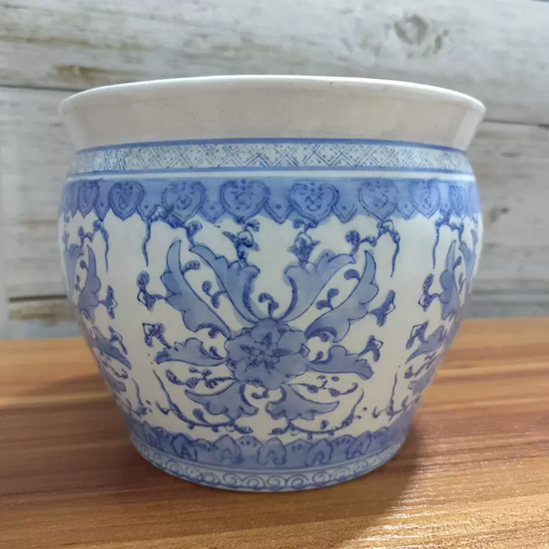 中国　清時代　青華纏枝蓮紋巻缸　木箱入　送料込み0817 清代青花瓷器缠枝莲纹文房水盂Antique Chinese Qing Blue And