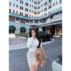 
Han Yujia [Torino] sheep wool round neck white sweater women's autumn pullover top lace skirt suit