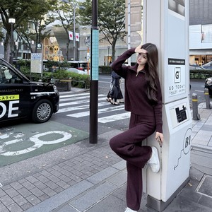 
Han Yujia [berry color] a1o waffle lapel sweater lace-up knitted pants suit