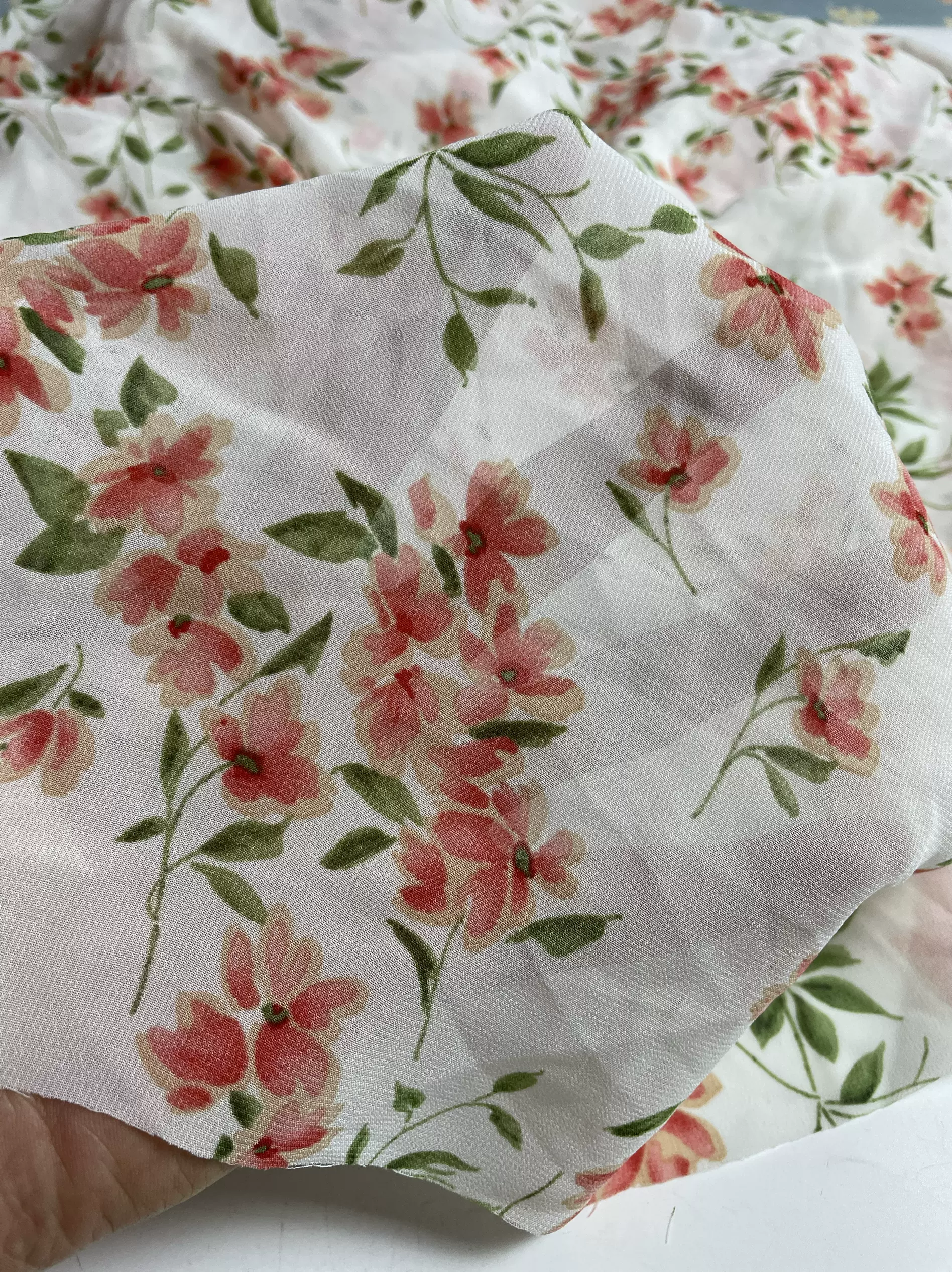 g311白底粉绿色碎花印花雪纺布头 柔软透气连衣裙旗袍上衣diy面料