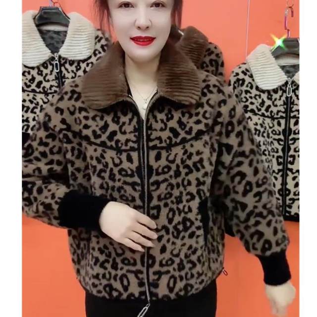 
Young mother's new autumn and winter mink velvet leopard print coat 40 and 50 year old middle-aged women's fashionable knitted cardigan