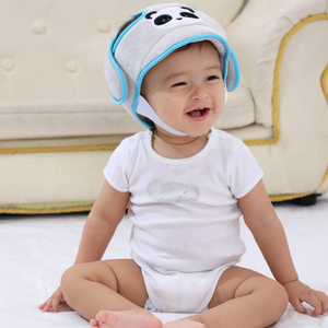 Baby learning to protect head hats Baby learning to walk to prevent falls and protects the head of the head of the baby
