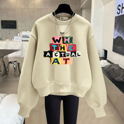 Round neck sweatshirt with loose lettering design