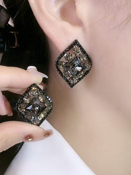 Special temperament black crystal earr
