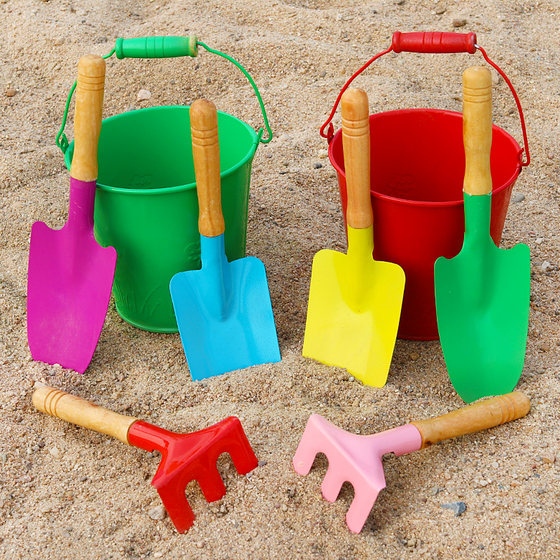 Children playing sand digs, sand, iron shovel iron barrel beach toy set baby rushing to the sea to play soil digging soil gardening tools