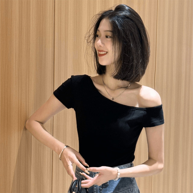 Black off-shoulder short-sleeved T-shirt for women in summer new hot girl pure design slim and short off-shoulder top
