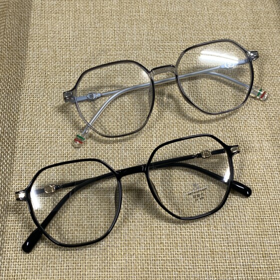 
Irregular black-framed glasses for women with myopia can be matched with prescription for big faces to make them look slimmer and smaller without makeup, glasses frames for men