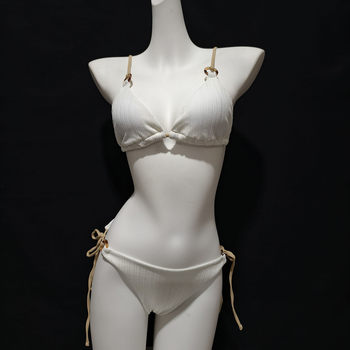 Sexy small-breasted bikini babes are tempted to reveal buttocks, triangle split swimsuit, three-point swimsuit, beach vacation