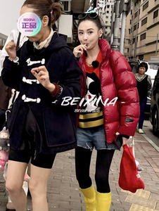 
[Cecilia Cheung] Celebrities wearing the same style, red down jacket, fashionable sweater top, denim shorts for women