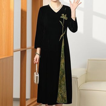 
Middle-aged mother's noble embroidered mid-length skirt